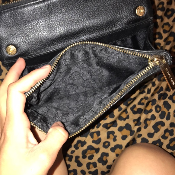 Michael Kors Crossbody. - Picture 3 of 5